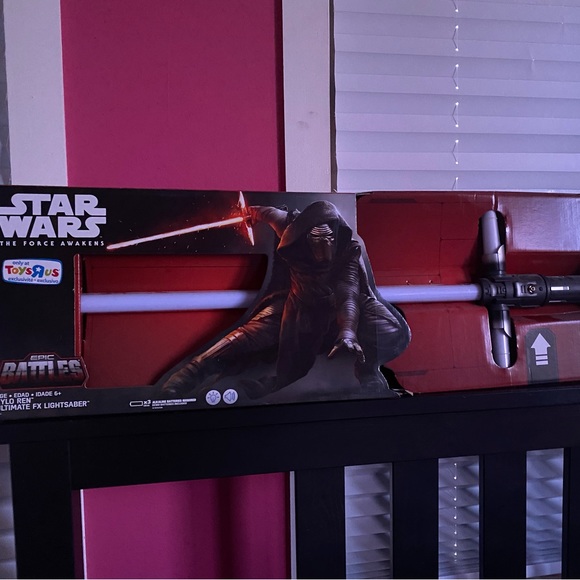 Star Wars Exclusive Kylo Ren Ultimate FX Lightsaber - Picture 7 of 7